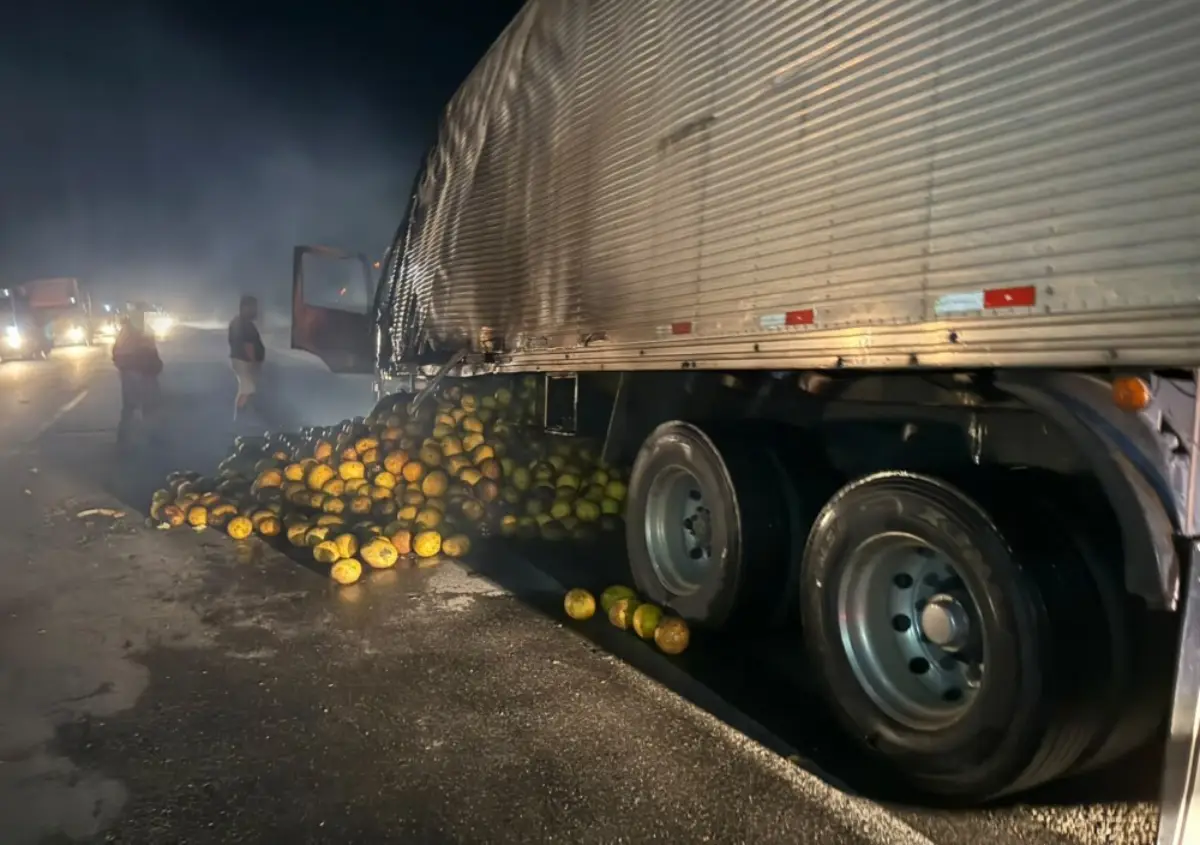 Incêndio em caminhão carregado de melão provoca congestionamento na Serra do Mutum