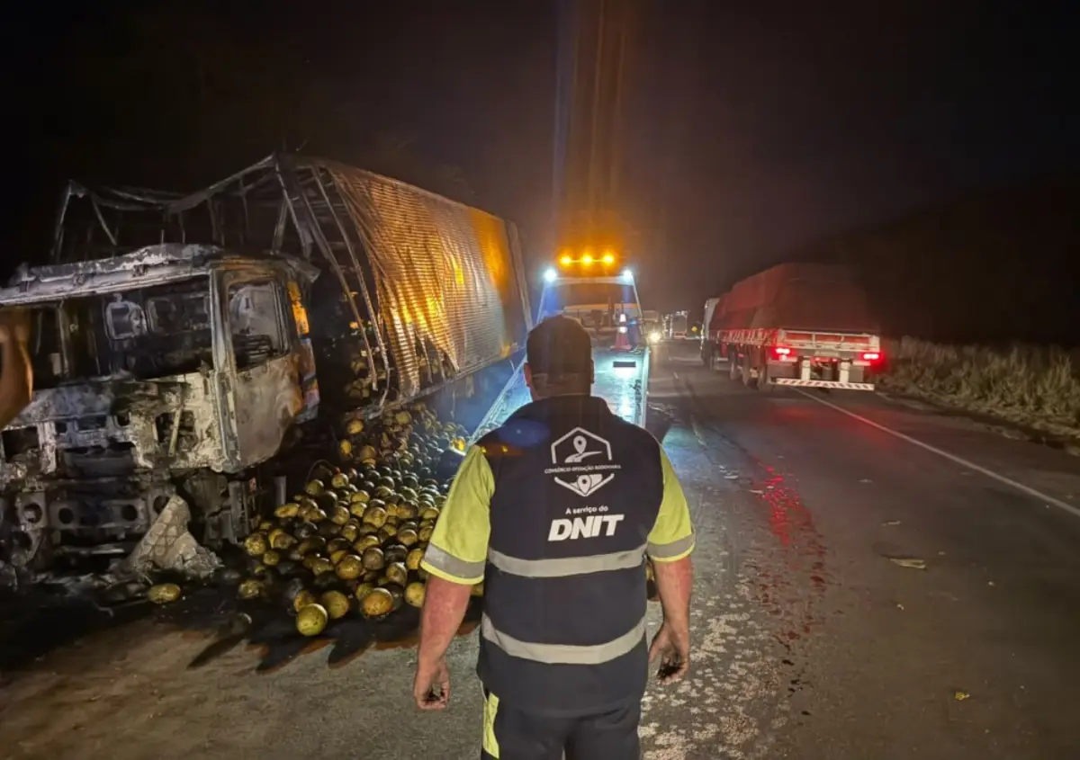 Incêndio em caminhão carregado de melão provoca congestionamento na Serra do Mutum