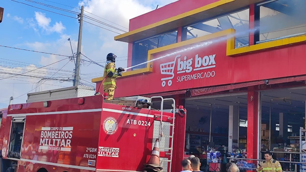Incêndio de grandes proporções destrói depósito de supermercado em Feira de Santana