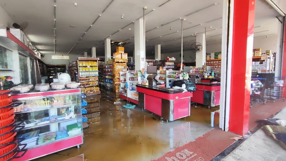 Incêndio de grandes proporções destrói depósito de supermercado em Feira de Santana