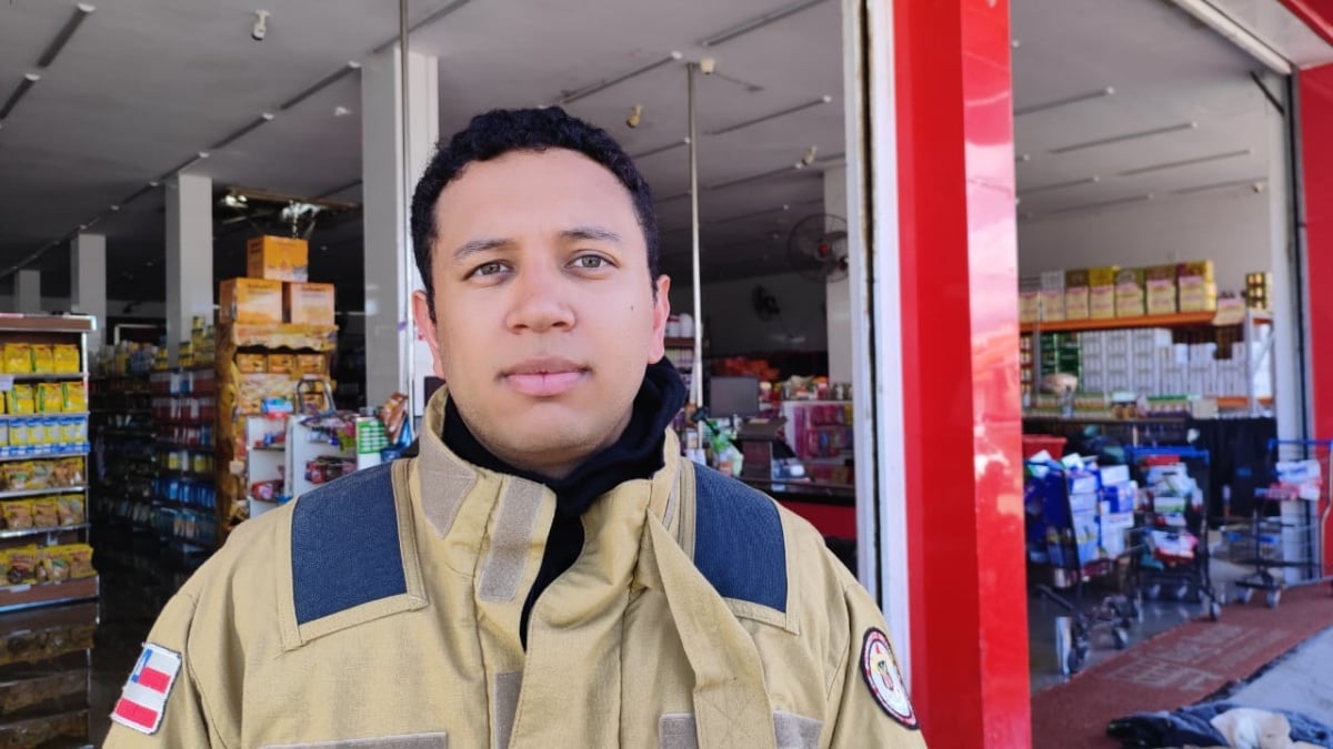 Incêndio de grandes proporções destrói depósito de supermercado em Feira de Santana