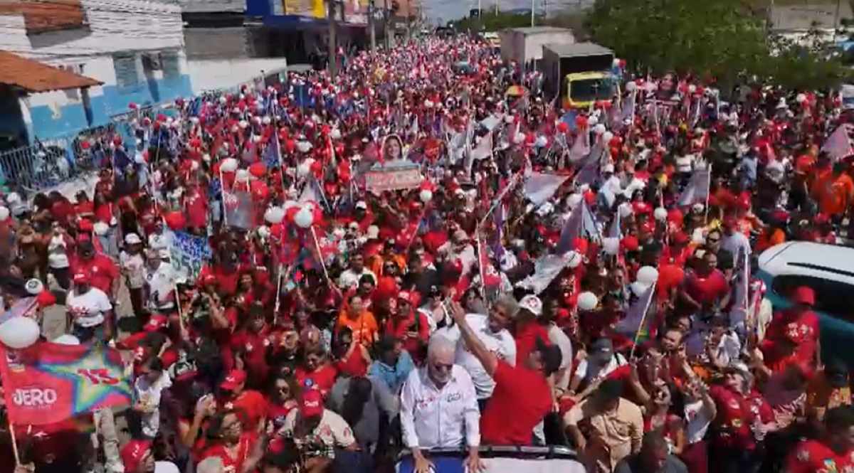 Jerônimo Rodrigues durante caminhada em Paulo Afonso