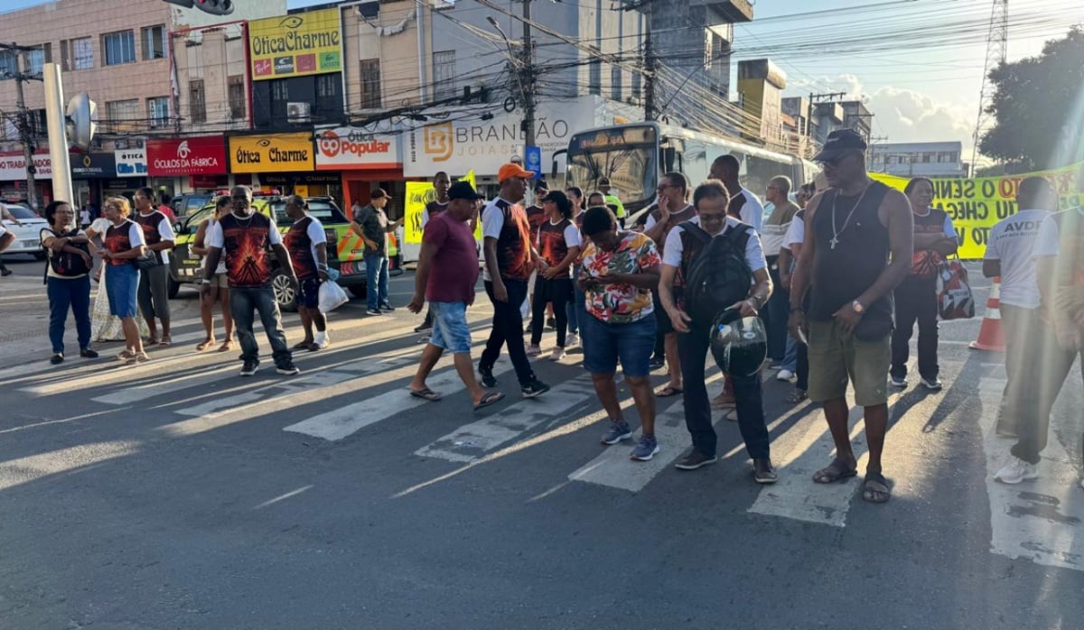 Manifestação de ex-funcionários de empresas de ônibus em Feira de Santana