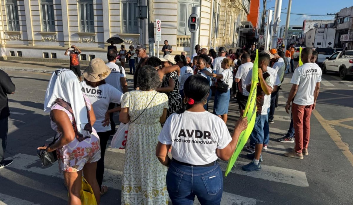 Manifestação de ex-funcionários de empresas de ônibus em Feira de Santana