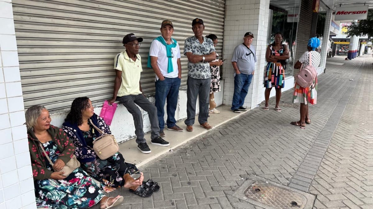 Moradores enfrentam fila desde a madrugada para retirar remédios gratuitos