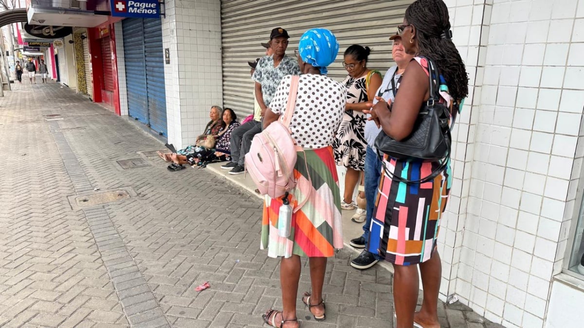 Moradores enfrentam fila desde a madrugada para retirar remédios gratuitos