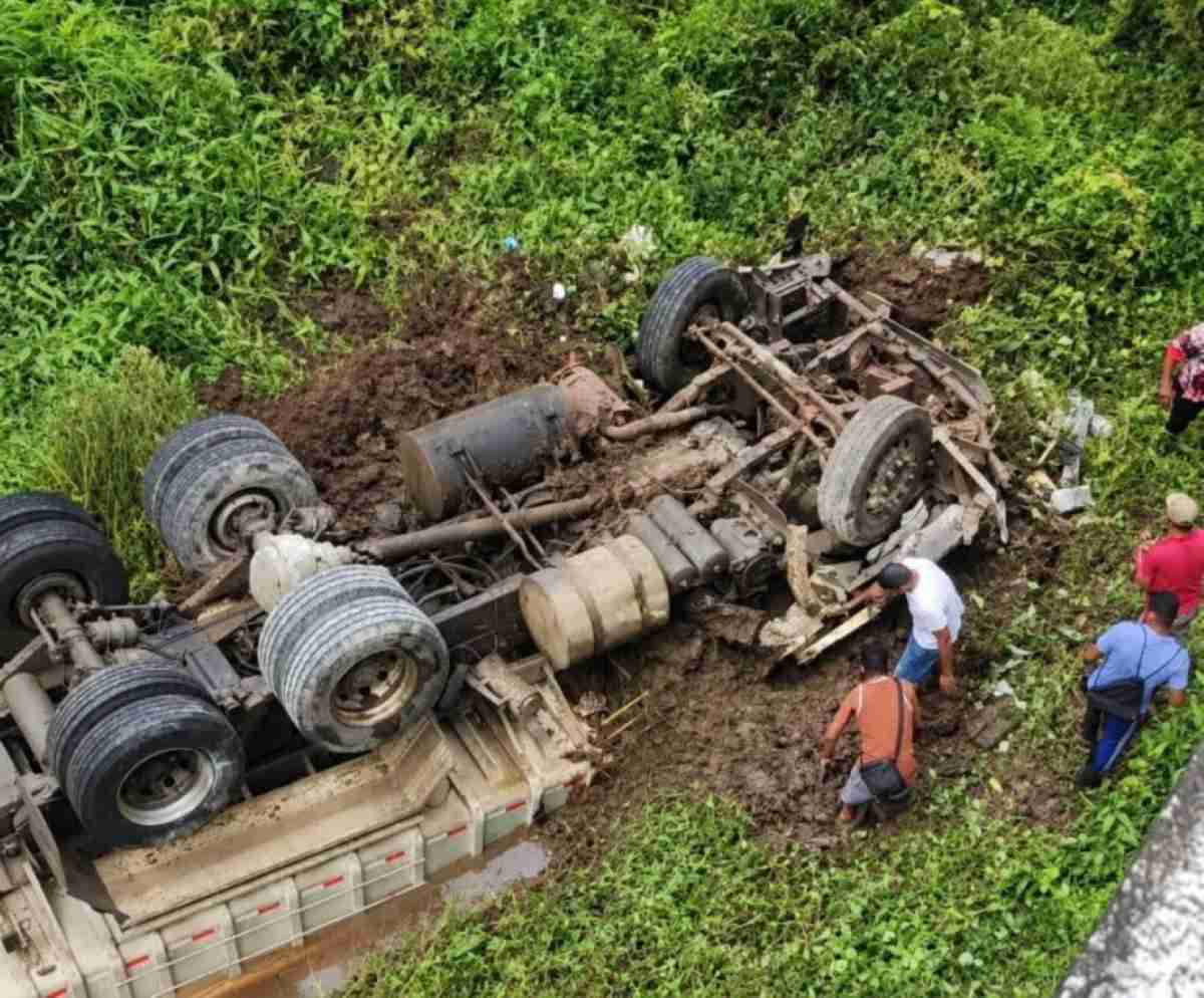 Motorista fica ferido após caçamba cair de ponte na BR-101