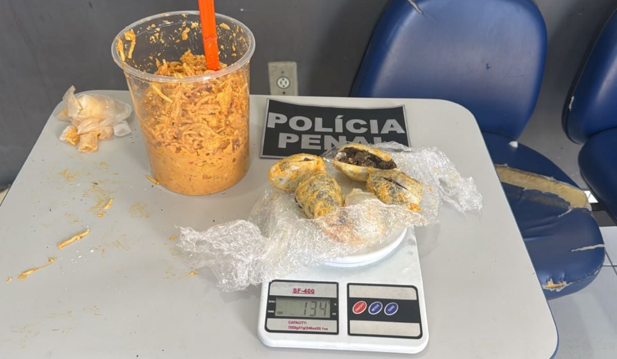 Mulher é presa ao tentar entrar no Conjunto Penal de Feira de Santana com maconha e cocaína em estrogonofe