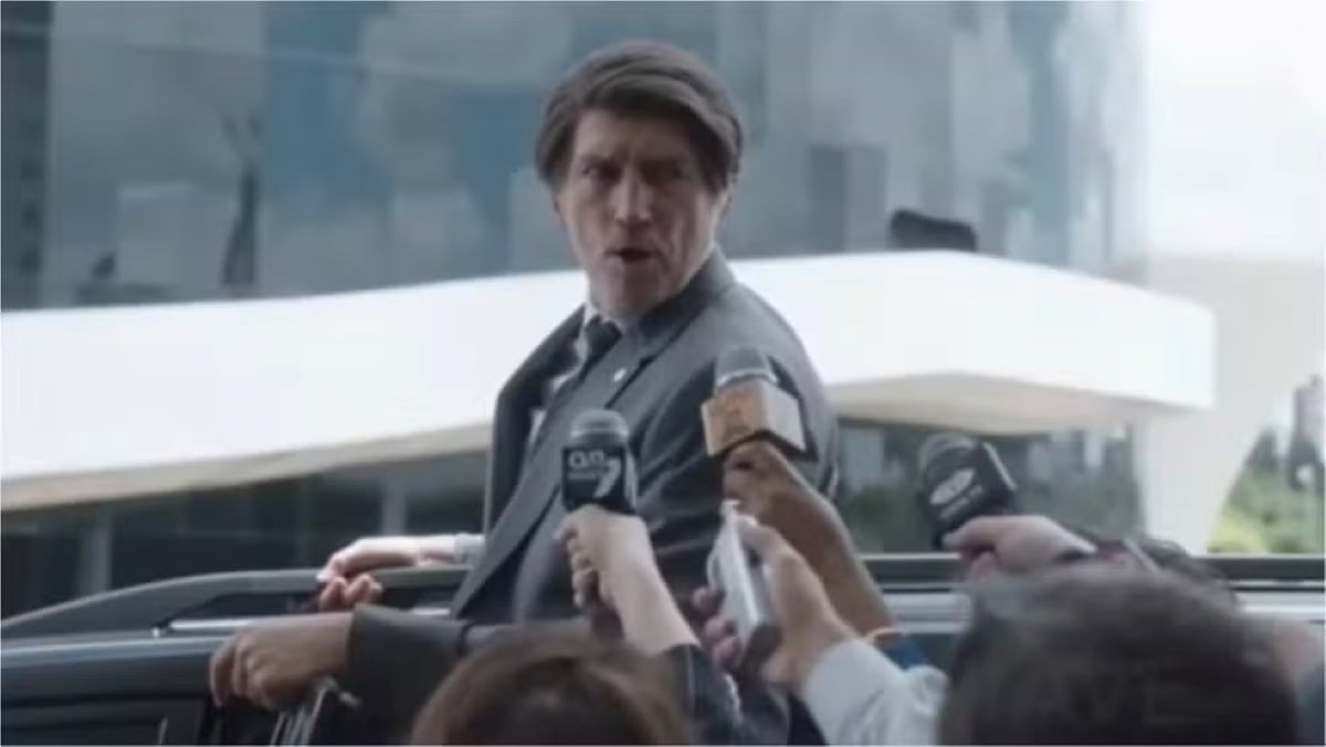O ator norte-americano Jim Caviezel interpreta o ex-presidente Jair Bolsonaro no filme 'Dark Horse'