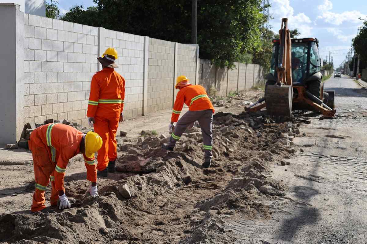 Obras de drenagem na Avenida Asa Branca