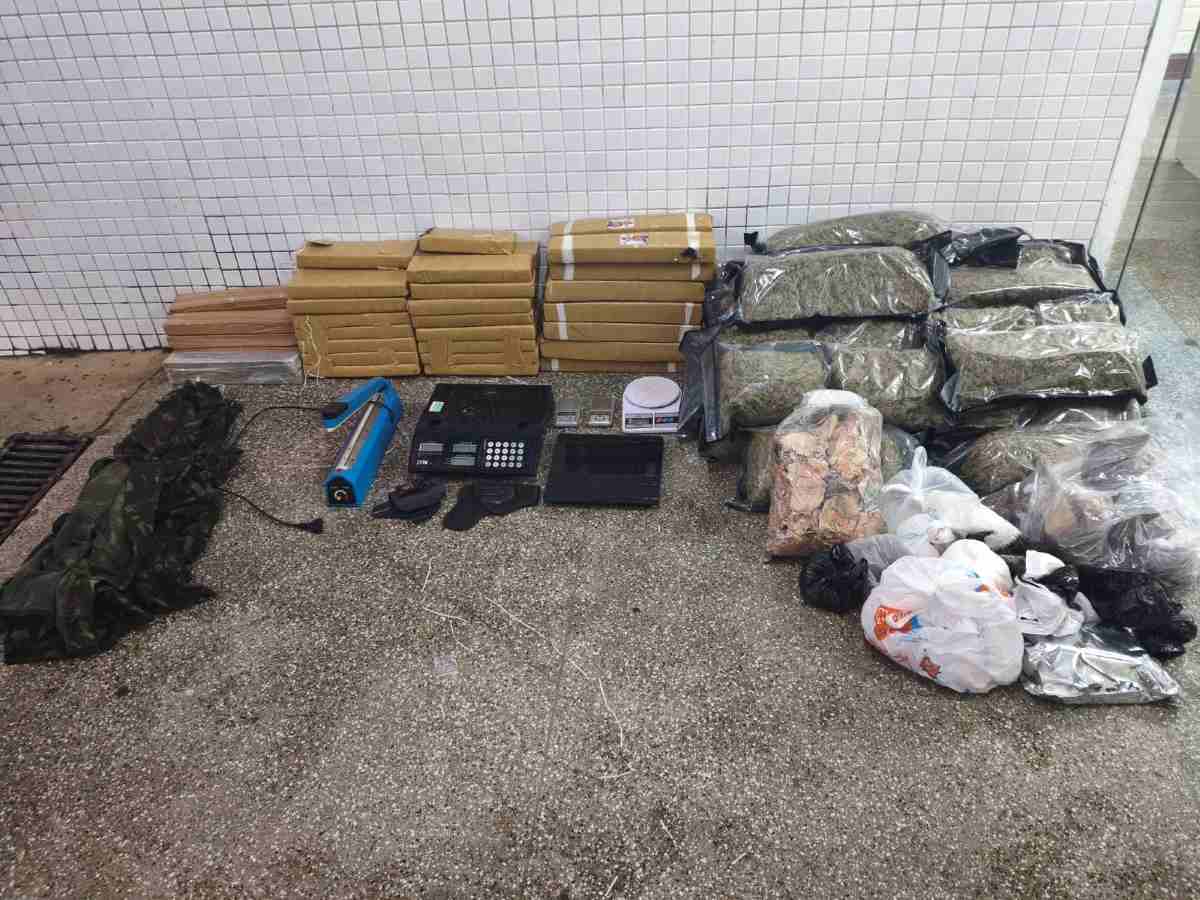 PM desmonta depósito de drogas no bairro da Paz, em Salvador