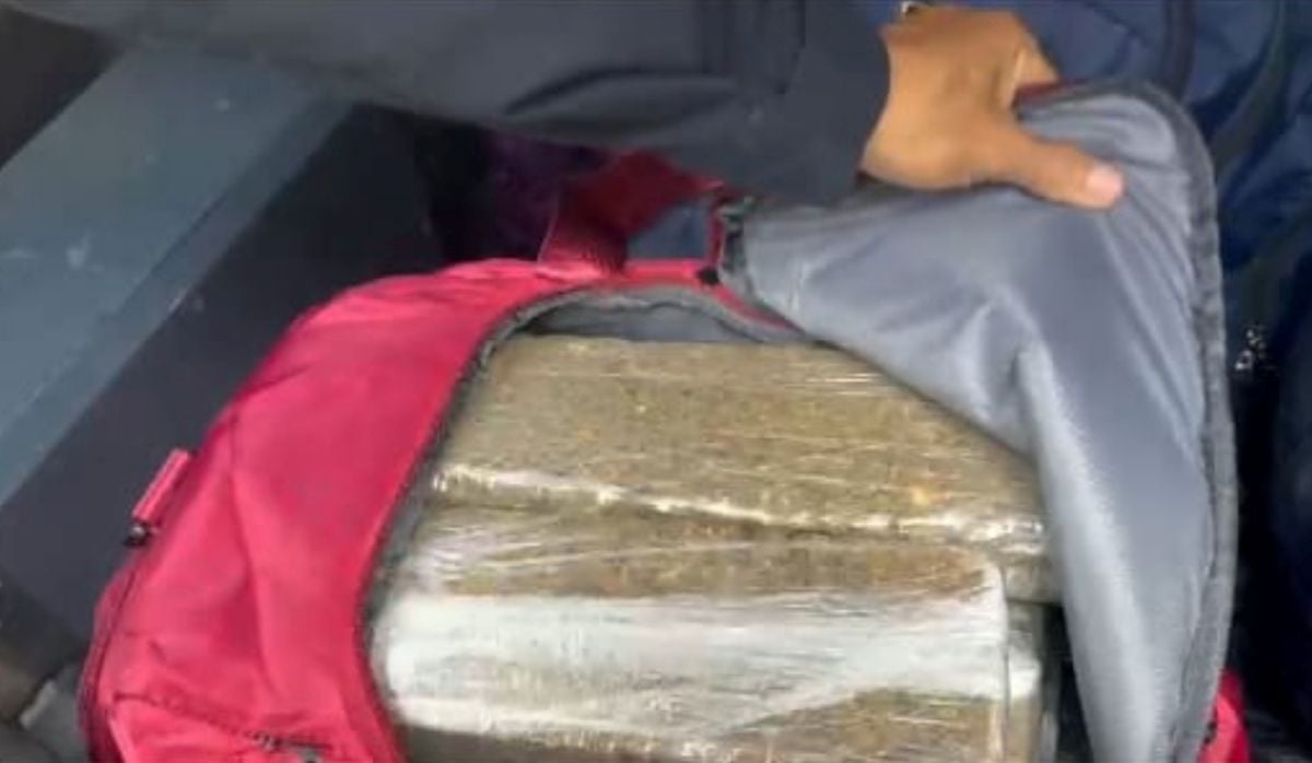 PRF apreende 26 kg de maconha, munições e carregador de fuzil em Feira de Santana
