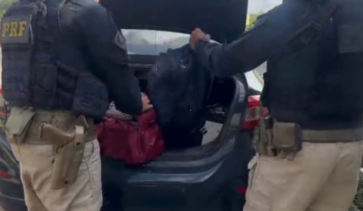 PRF apreende 26 kg de maconha, munições e carregador de fuzil em Feira de Santana
