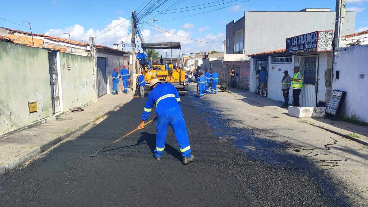 Pavimentação da rua J, no Feira X