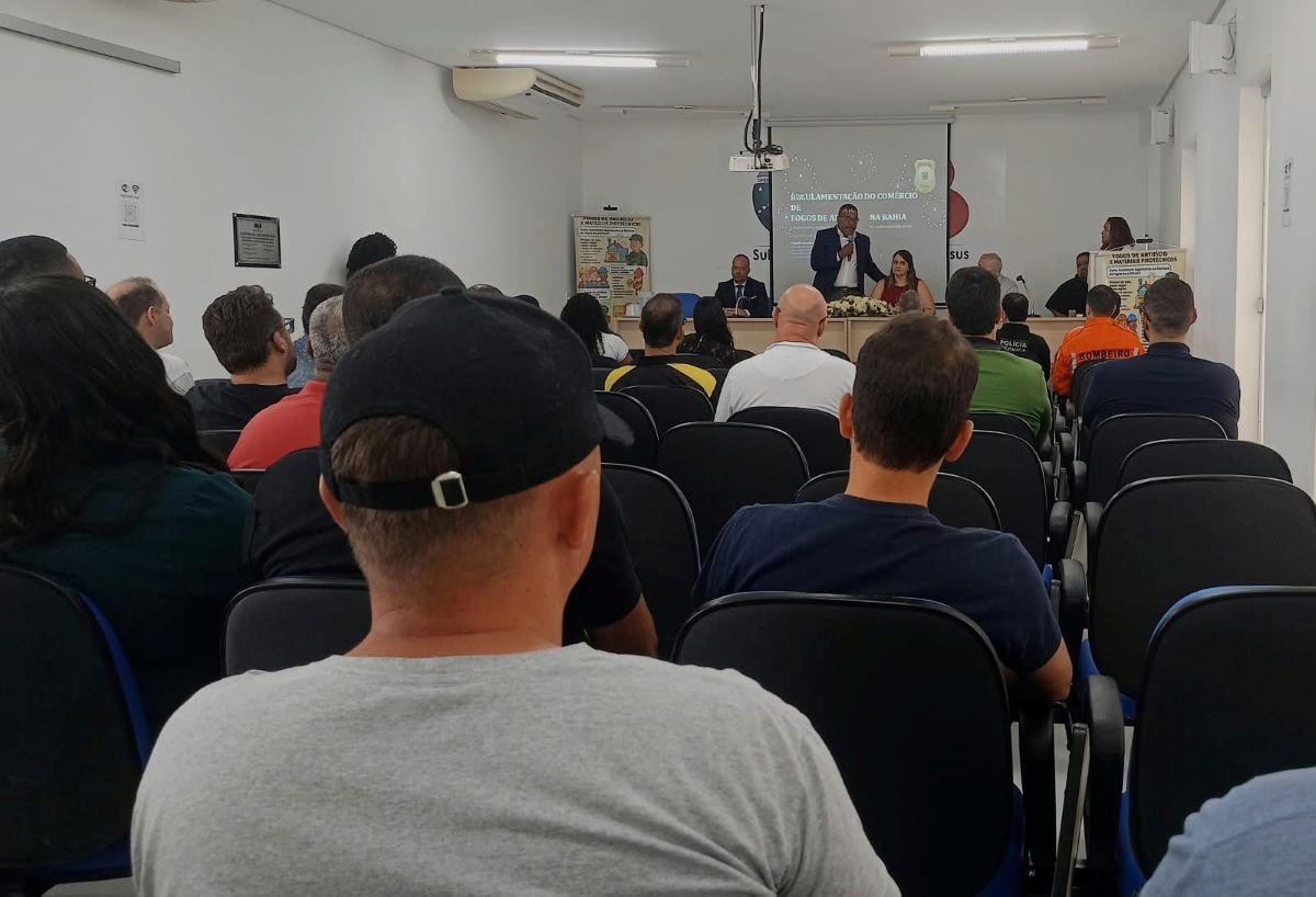 Polícia Civil promove em Santo Antônio de Jesus workshop sobre fiscalização e segurança na venda de fogos de artifício
O evento reuniu empreendedores dos municípios de Feira de Santana, Cruz das Almas, Sapeaçu e Santo Antônio de Jesus. Entre os participantes estava Rita de Cássia Costa, que trabalha há 36 anos no ramo.
“Sempre me preocupei com a questão da legalização e busquei ter todas as autorizações possíveis. Então, vim aqui hoje para me aperfeiçoar e melhorar ainda mais”, afirmou.
Ao longo do evento, os participantes também puderam tirar dúvidas sobre as exigências administrativas para concessão de autorizações e alvarás, o fluxo de inspeção e os protocolos de segurança para prevenir acidentes com artefatos explosivos.
O workshop foi promovido por meio da Coordenação de Fiscalização de Produtos Controlados (CFPC). De acordo com a coordenadora da unidade, delegada Daniela Fernandes, o evento inicia um ciclo de palestras que ocorrerá em outros municípios do estado.
“Levaremos esse workshop para outros municípios do interior do estado, para a capital e Região Metropolitana, visando promover ações educativas da Polícia Civil voltadas à regularização do setor de venda de fogos de artifício e facilitar o acesso aos órgãos reguladores para a obtenção das devidas autorizações”, explicou.
O evento foi realizado no Auditório da OAB, Subseção de Santo Antônio de Jesus, e reuniu representantes do Exército Brasileiro, Corpo de Bombeiros, Procon, Departamento de Polícia Técnica (DPT) e Associação Baiana de Pirotecnia (ABP).
