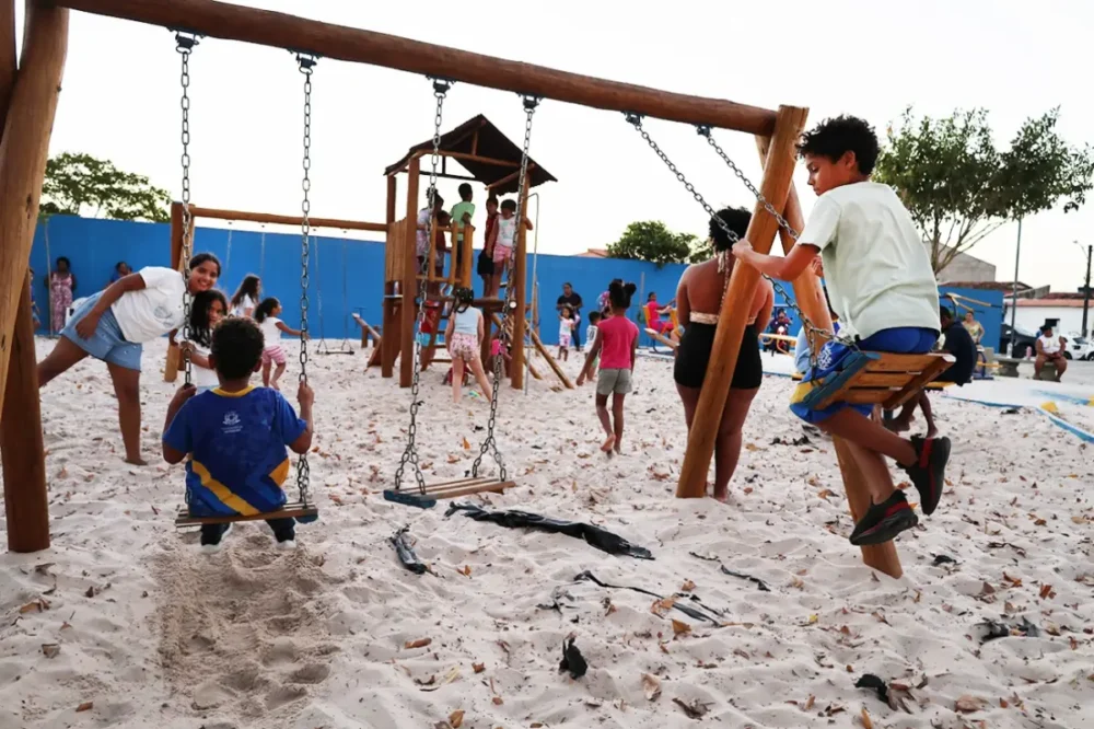 Nova praça do Feira VII chama atenção com brinquedos, academia e espaço arborizado; veja as fotos Nova praça do Feira VII chama atenção com brinquedos, academia e espaço arborizado; veja as fotos