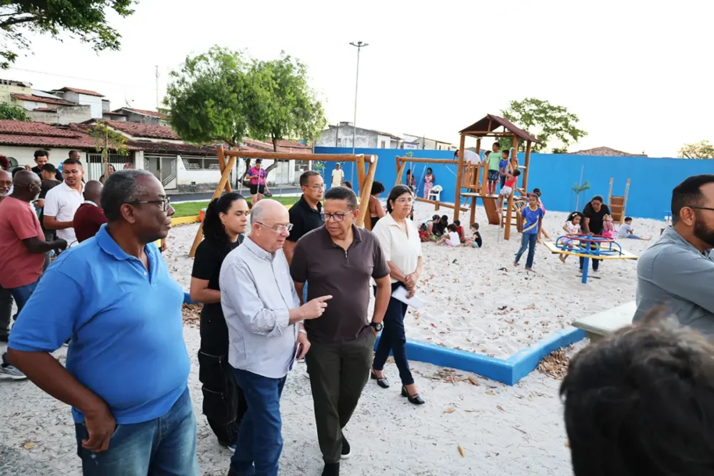 Nova praça do Feira VII chama atenção com brinquedos, academia e espaço arborizado; veja as fotos Nova praça do Feira VII chama atenção com brinquedos, academia e espaço arborizado; veja as fotos