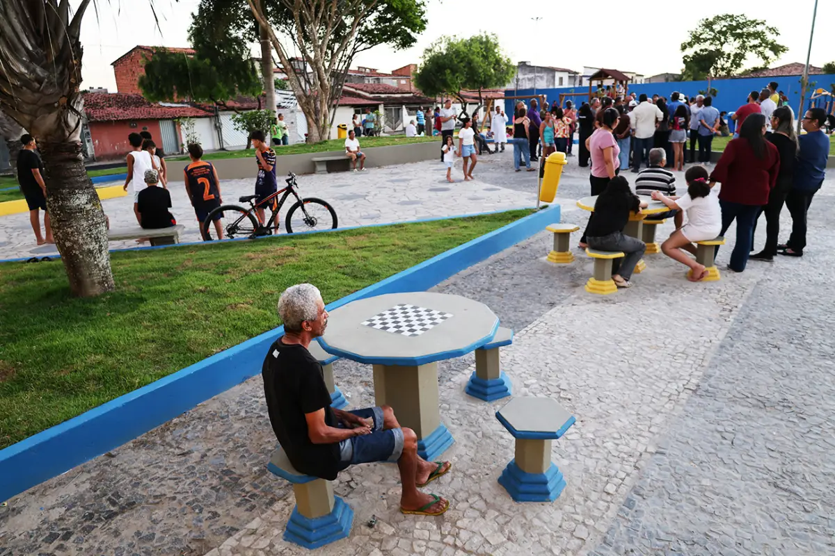 Nova praça do Feira VII chama atenção com brinquedos, academia e espaço arborizado; veja as fotos