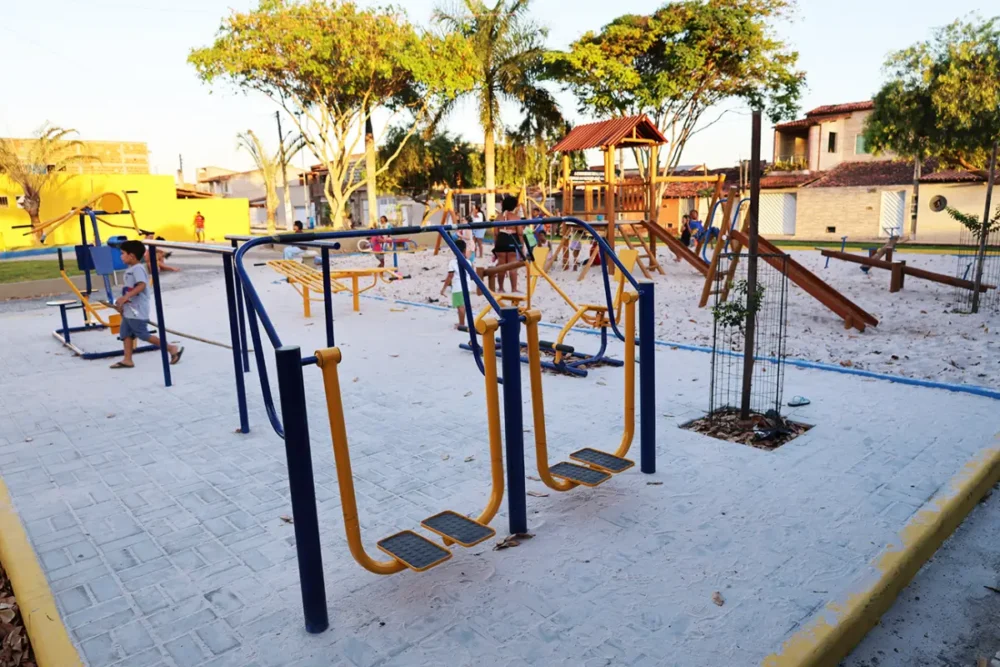 Nova praça do Feira VII chama atenção com brinquedos, academia e espaço arborizado; veja as fotos Nova praça do Feira VII chama atenção com brinquedos, academia e espaço arborizado; veja as fotos