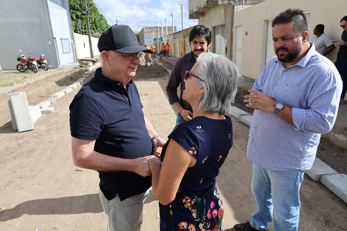 Prefeito na Rua Linense, no Papagaio