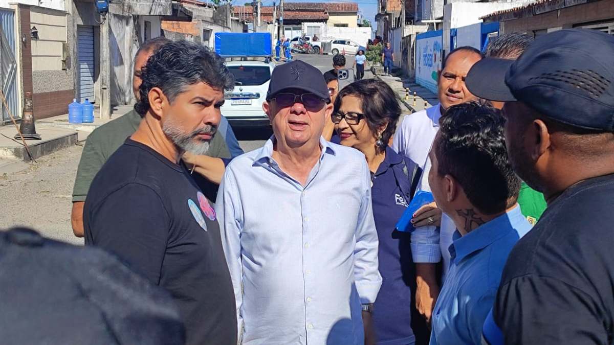 Prefeito no anúncio da pavimentação da rua J, no Feira X