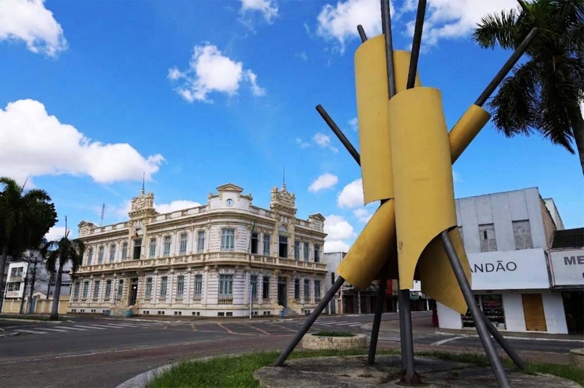 Prefeitura e monumento Todos os Caminhos - Feira de Santana