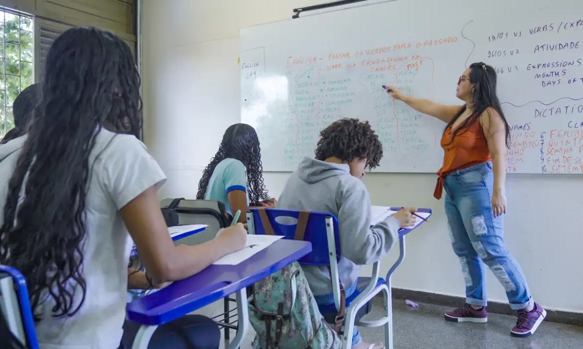Professora - sala de aula - alunos
