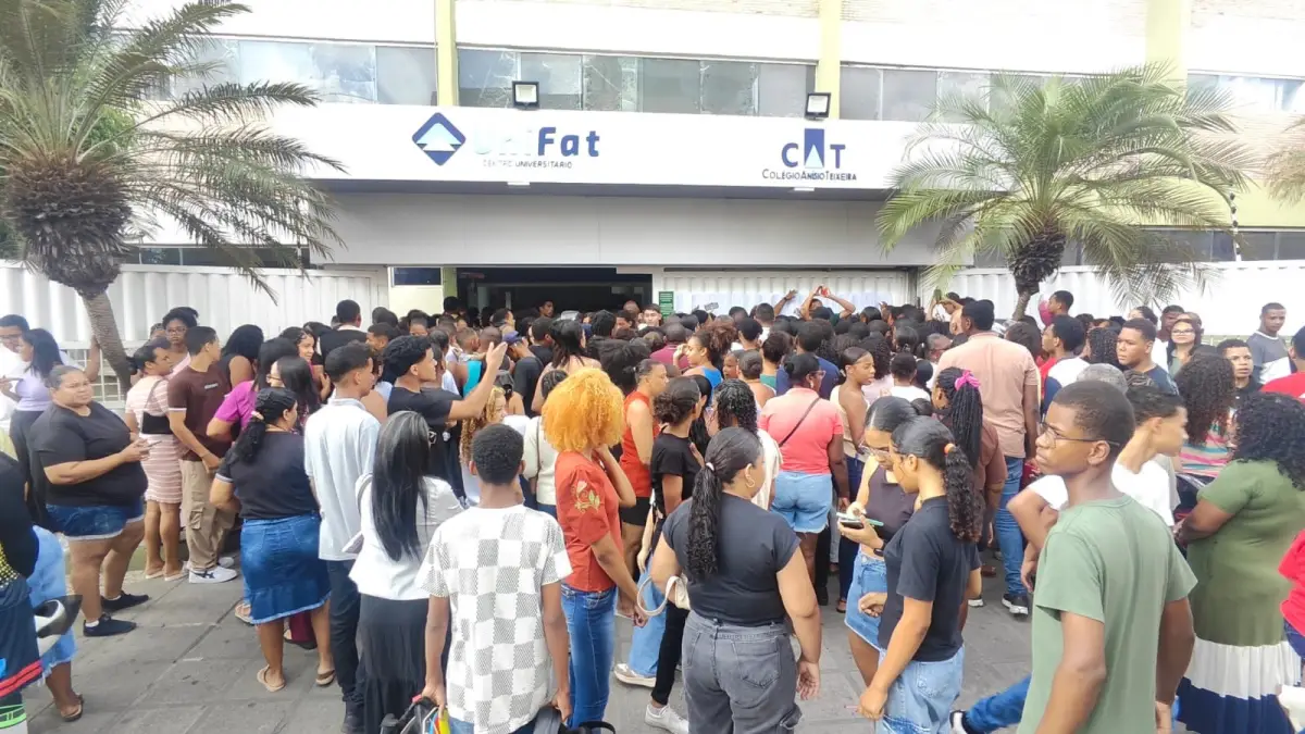Multidão de estudantes lota faculdade em Feira de Santana para disputar 800 vagas do Jovem Aprendiz