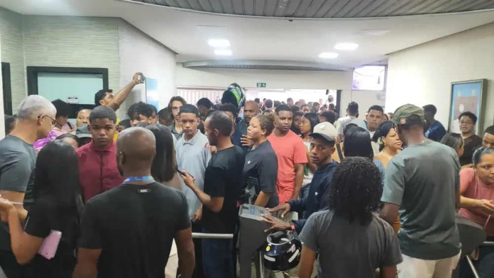 Multidão de estudantes lota faculdade em Feira de Santana para disputar 800 vagas do Jovem Aprendiz Multidão de estudantes lota faculdade em Feira de Santana para disputar 800 vagas do Jovem Aprendiz