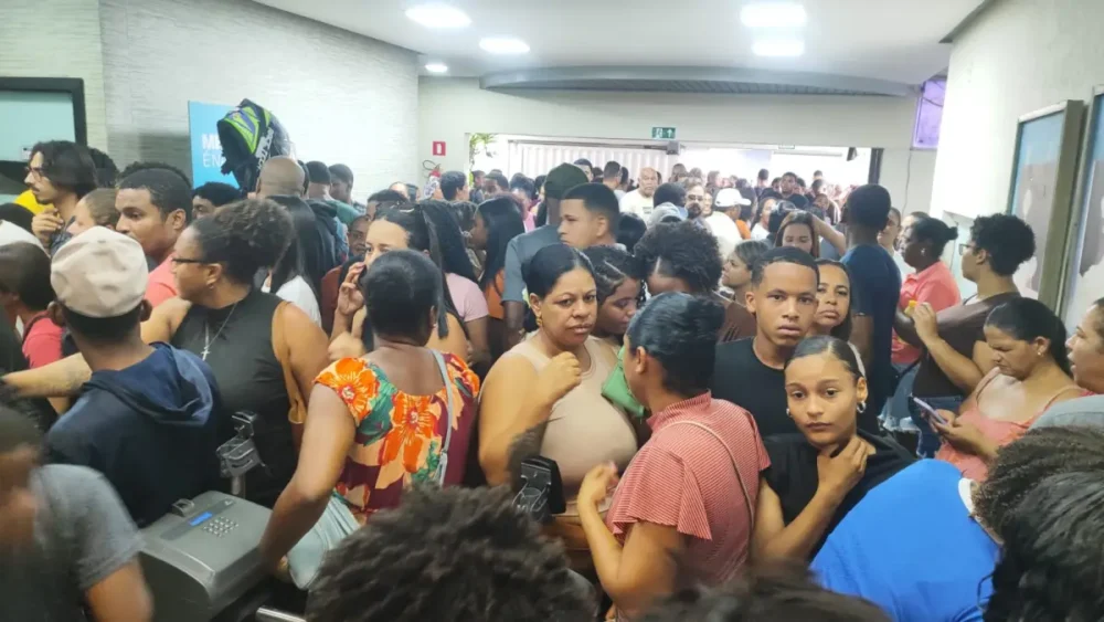 Multidão de estudantes lota faculdade em Feira de Santana para disputar 800 vagas do Jovem Aprendiz Multidão de estudantes lota faculdade em Feira de Santana para disputar 800 vagas do Jovem Aprendiz