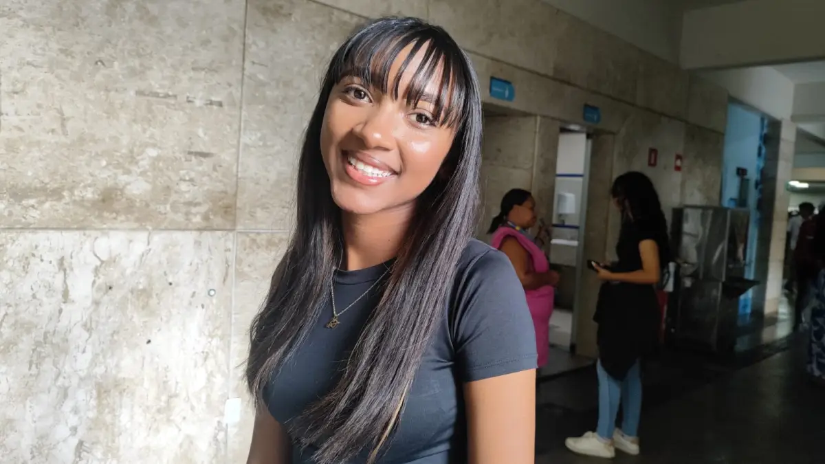 Multidão de estudantes lota faculdade em Feira de Santana para disputar 800 vagas do Jovem Aprendiz