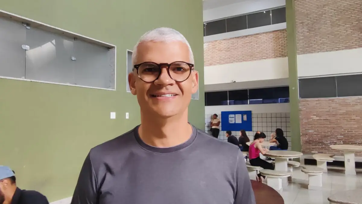 Multidão de estudantes lota faculdade em Feira de Santana para disputar 800 vagas do Jovem Aprendiz