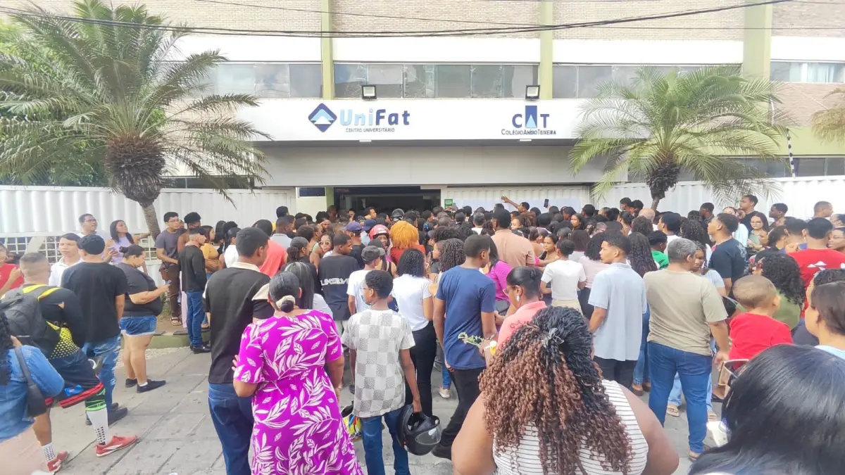 Multidão de estudantes lota faculdade em Feira de Santana para disputar 800 vagas do Jovem Aprendiz