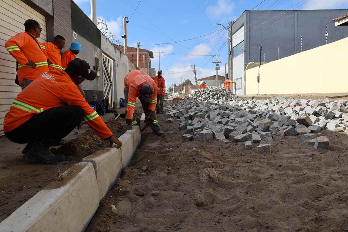 Rua Linense, no Papagaio, começa a receber pavimentação e rede de drenagem