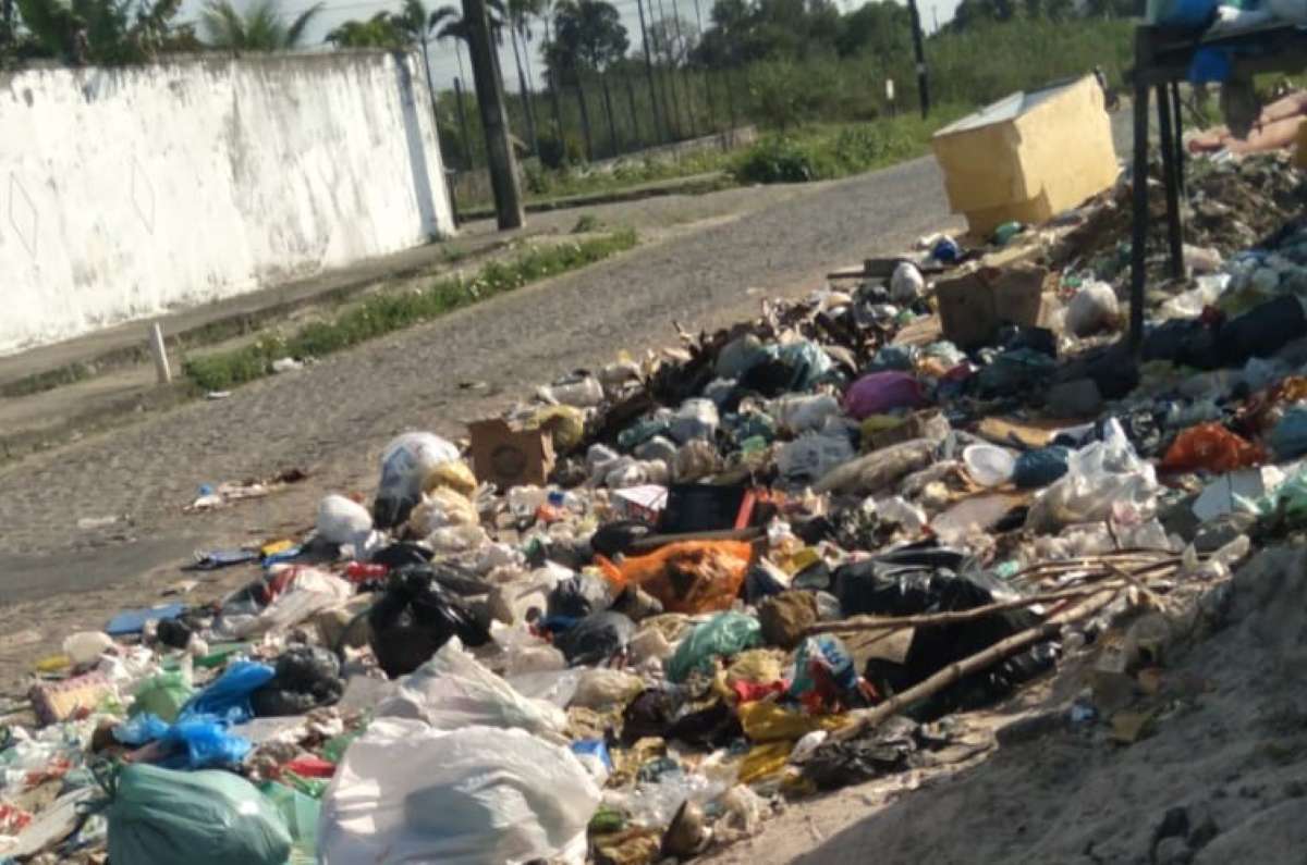 Lixo na Rua Saia Azul, no bairro Santa Mônica II,
