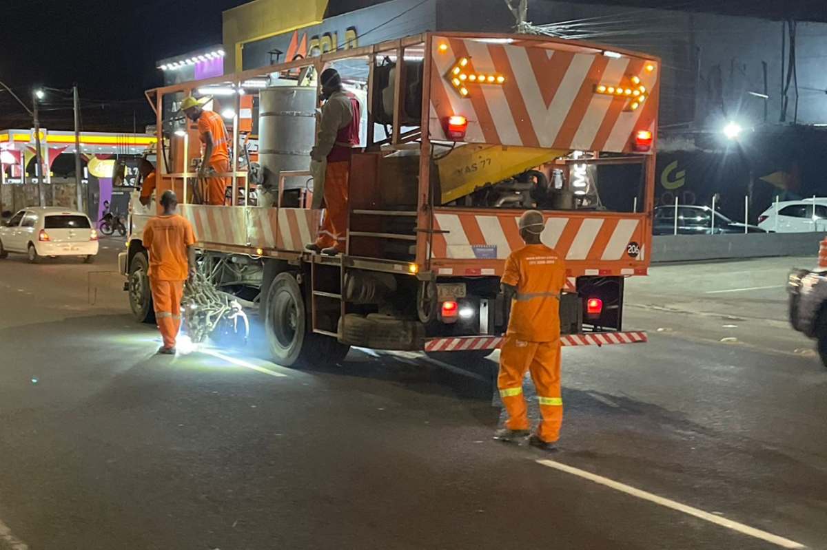 Mais segurança no trânsito: SMT revitaliza sinalização horizontal na Av. Noide Cerqueira