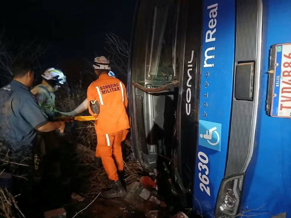 Sete pessoas morrem e 13 ficam feridas após acidente com ônibus na BR-122 na Bahia
