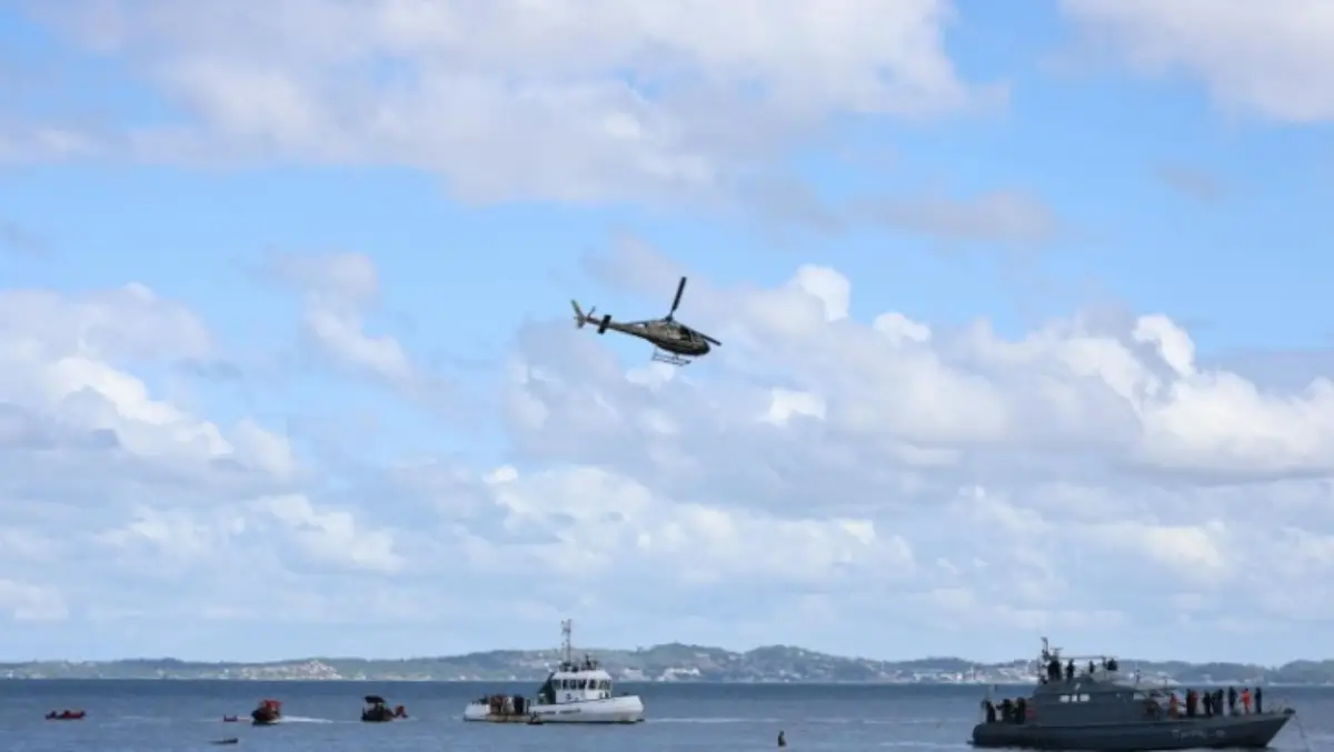 Aeroporto de Salvador realiza exercício simulado de acidente aéreo na praia do Porto da Barra; mais de 400 pessoas participaram