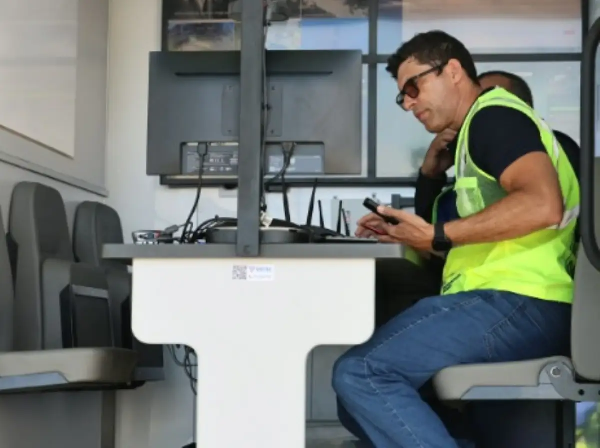 Aeroporto de Salvador realiza exercício simulado de acidente aéreo na praia do Porto da Barra; mais de 400 pessoas participaram