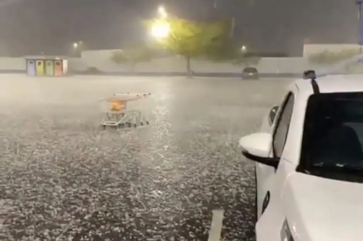 Granizo e ventos de até 80 km/h causam estragos e derrubam cobertura de posto após tempestade em Vitória da Conquista