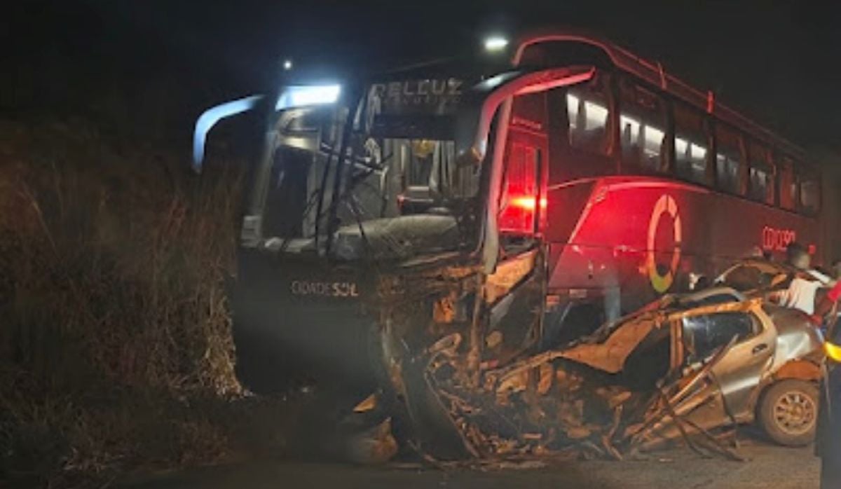 Três pessoas morrem após ônibus colidir com carro de passeio na BA-131
