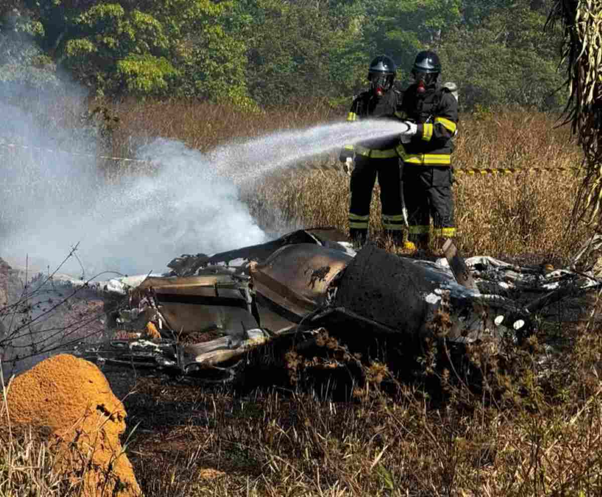 Queda de avião de pequeno porte deixa três mortos
