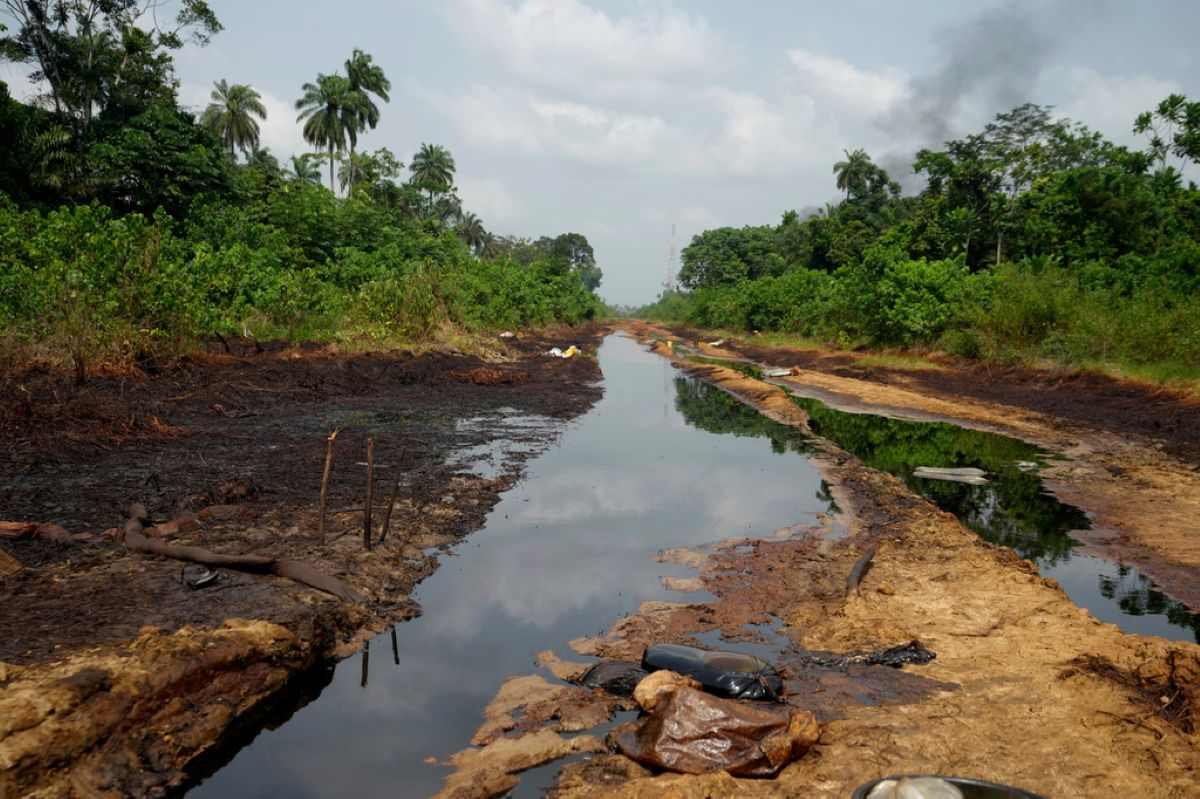 Um vazamento de petróleo é visível no Delta do Níger, em Ogboinbiri, Nigéria, em 11 de dezembro de 2024