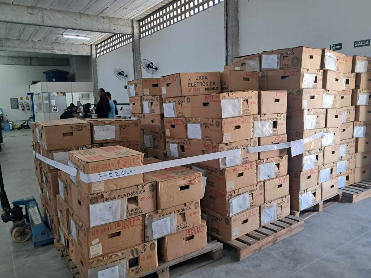 Urnas eletrônicas de Amélia Rodrigues e Conceição do Jacuípe passam pelo processo de lacração no Polo de Urnas de Feira de Santana