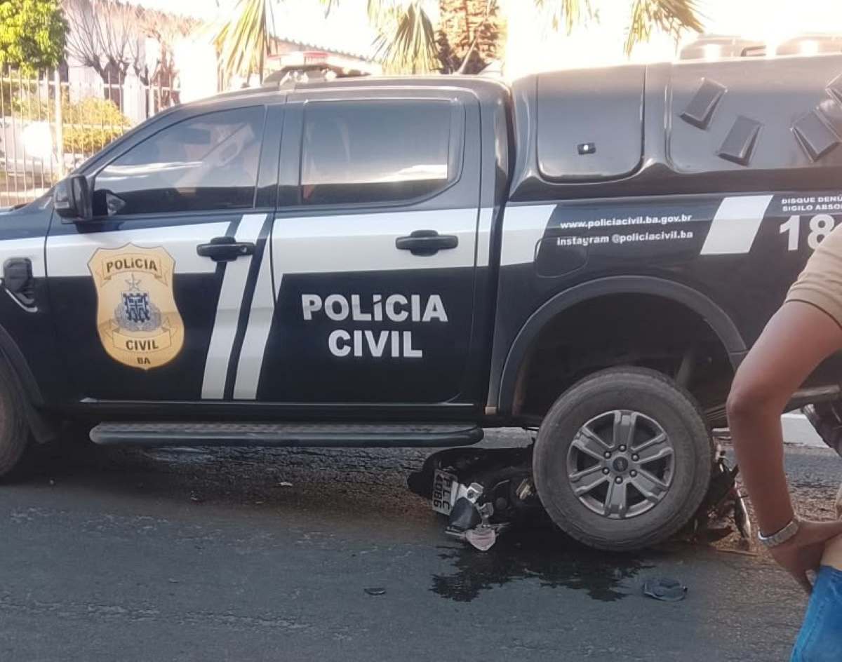 Viatura da Polícia Civil atinge moto de frente em Ibotirama