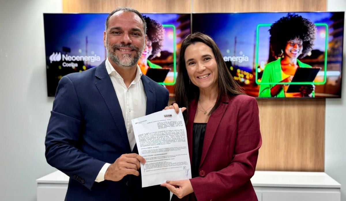Representantes da Coelba e da Setre assinam acorda