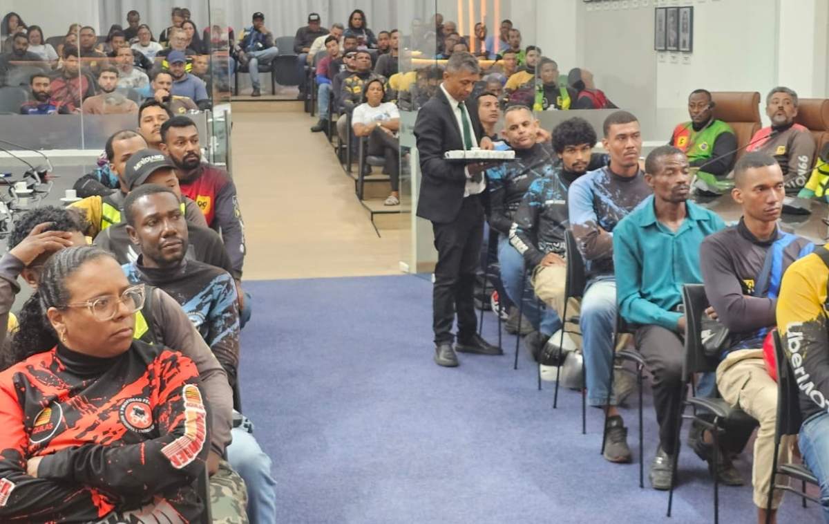 Audiência pública na Câmara Municipal de Vereadores em defesa dos direitos dos motoentregadores e mototaxistas em Feira de Santana.