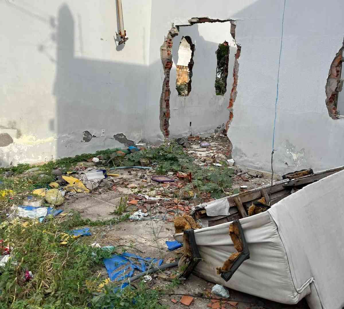 casa abandonada localizada na Rua Juazeiro, no bairro Jardim Cruzeiro