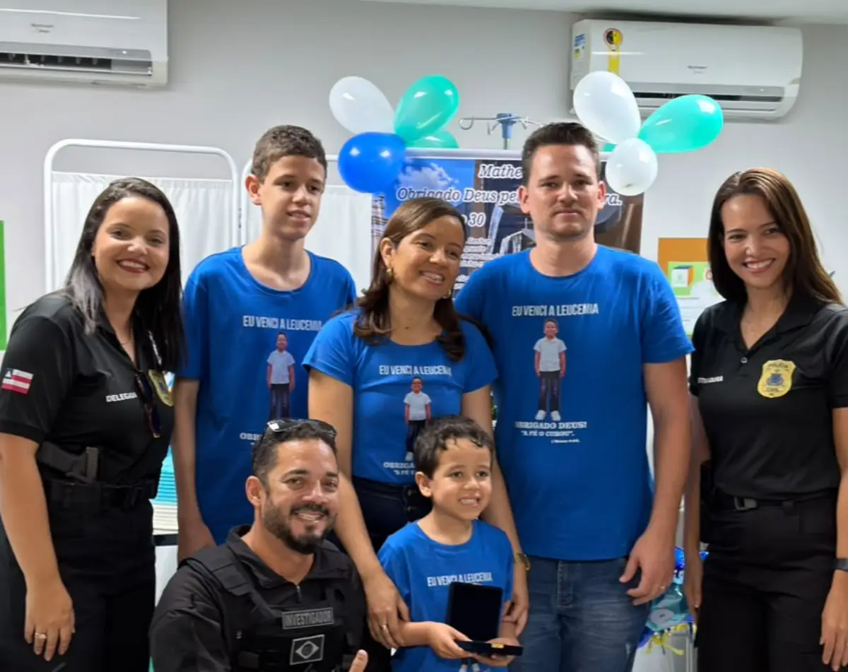 Menino conclui quimioterapia após quase três anos e recebe medalha da Polícia Civil na Bahia