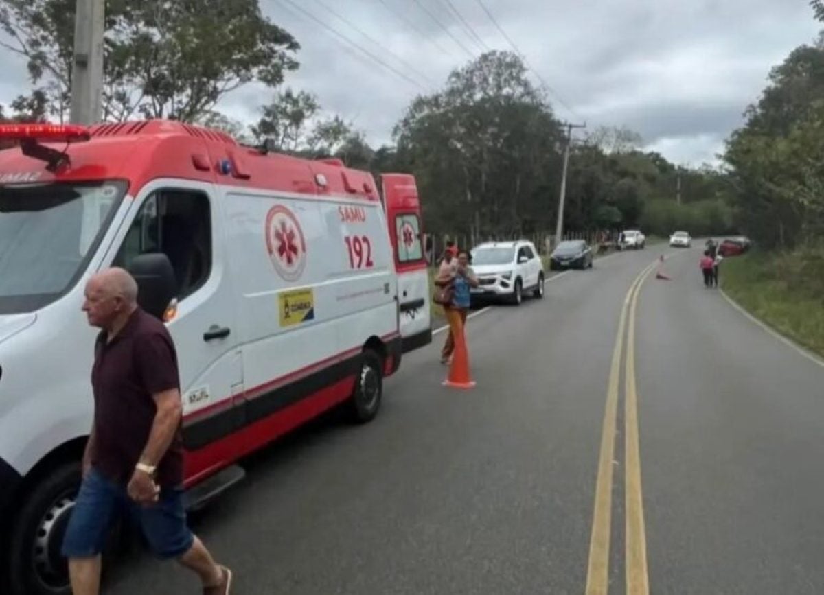 Diretora de Cultura de Coaraci fica ferida após carro capotar e cair em ribanceira na BA-262